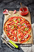 Tortilla-Pizza mit Salami, Paprika und Pilzen