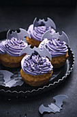 Vegane Kürbis-Cupcakes mit Holundercreme-Frosting und Oblatendekor zu Halloween