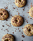 Vanille-Donuts mit Schokoladenstreuseln