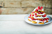 Geschichteter Cookie-Kuchen mit Sahne und Himbeeren