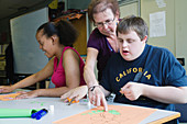 Students with learning disabilities in art class