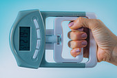 Digital hand grip dynamometer for strength measurement