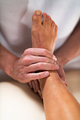 Osteopathy treatment for leg pain