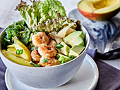 Poke Bowl mit Shrimps und Avocado