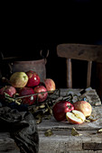 Stilleben mit roten Äpfeln auf Holztisch