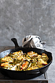 Zucchini-Paprika-Röllchen mit Käsefüllung in Pfanne