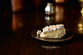 Egg Nogg Crème brûlée auf Servierplatte vor dunklem Hintergrund