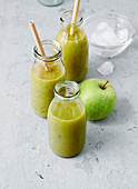 Kiwi, lettuce and apple smoothies