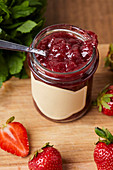 Selbstgemachte Erdbeermarmelade im Weckglas mit Etikett