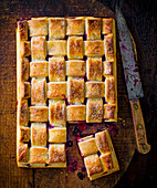 Mucky-Mouth Slab Pie mit Beeren