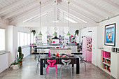 Helles Loft mit offener Decke und Farbakzenten in Pink und Rosa