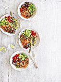 Buddha Bowls mit Quinoa und Gemüse