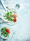 Mit Gruyère und Salbei gefüllte Schweinelende im Speckmantel, dazu Rucola-Erbsen-Salat