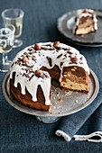 Ciambellone (Italienischer Gugelhupf) mit drei Sorten Schokolade