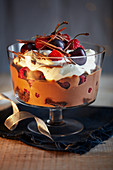 Schoko-Trifle mit Brownies, Baileys, Himbeeren, Kirschen und Creme Double