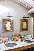 Marmor-Waschtisch, Wandspiegel mit Goldrahmen in weihnachtlich dekoriertem Badezimmer