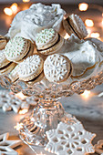 Macarons mit Schokoladencreme zu Weihnachten