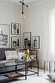 Alte Illustrationen als Bilder hinterm Sofa im Wohnzimmer im Vintage-Stil