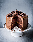 Schokoladen-Karamell-Torte, angeschnitten mit Schokoraspeln