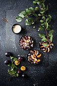 Vegan plum tartelettes with almonds