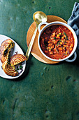 Rindfleisch-Bohnen-Suppe mit Spinat-Jaffles
