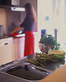 Grüner Spargel, Weisskohl und Kräuter in der Küche