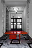 Roter Designertisch in japanischem Stil