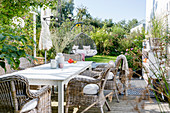 Terrasse im Herbst mit Terrassenmöbeln und Hängesessel