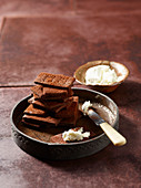 Kakao-Räucherpaprika-Cracker mit Frischkäse