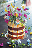 Zitrus-Mandel-Orangenkuchen mit Mascarponecreme und Blumen