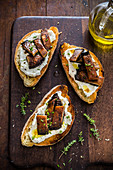 Crostini mit Ricotta, gebratenen Pilzen, Olivenöl und Thymian