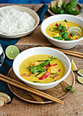 Gelbes Curry mit Paprika und Garnelen