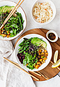 Buddha Bowl mit Avocado, Spargel, Rucola, Kidneybohnen, Quinoa und Süsskartoffeln