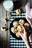 Vegane Chocolatechip Cookies und Milchglas