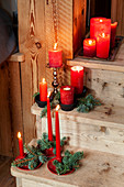 Weihnachtlich dekorierte Holztreppe