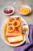 Crème Caramel mit Orangen und Granatapfelkernen