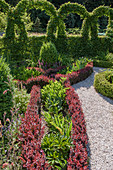 Knotengarten und kunstvoll geschnittene Hecke