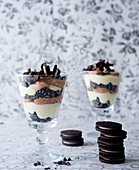 Weisse und dunkle Mousse Au Chocolat mit Oreo Cookies