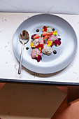 Veganer Dessertteller mit Vanille- und Erdbeer-Basilikum-Chiapudding, Balsamicocreme und Blütenblätter