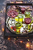 Festliches Limetten- und Himbeergelee mit Gin und Essblüten