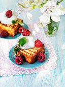 Barbeque grilled spongecake with rasberries and cream