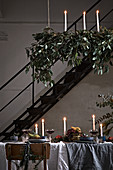 Esstisch weihnachtlich dekoriert bei Kerzenschein im Loft-Ambiente