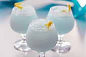 Blue Wind Cocktail mit Wodka, Blue Curacao und Crushed Ice