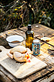 Zutaten für Bierdosenhähnchen auf Holztisch im Freien