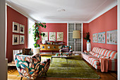 Klassisches Wohnzimmer mit kräftigen Farben und Mustern