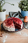 Red Velvet Cake, angeschnitten (USA)