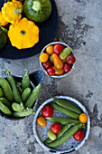 Frisches Gemüse: Kürbisse, Zucchini, Zuckerschoten und Tomaten