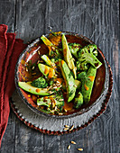 Veganer Brokkoli-Avocado-Salat mit Dill