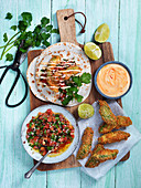 Frittierte Avocados mit Tortillas, Salsa und Dip