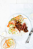 Koreanisches Steak mit Salat aus sauer eingelegten Gurken